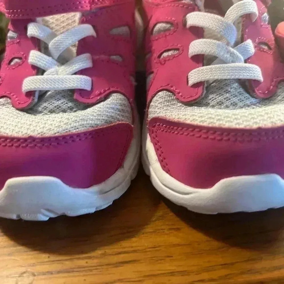 SELLING AS A LOT BITH SIZE 9 NIKE SNEAKERS & ITZY BITZY FLIP FLOPS - Picture 2 of 10